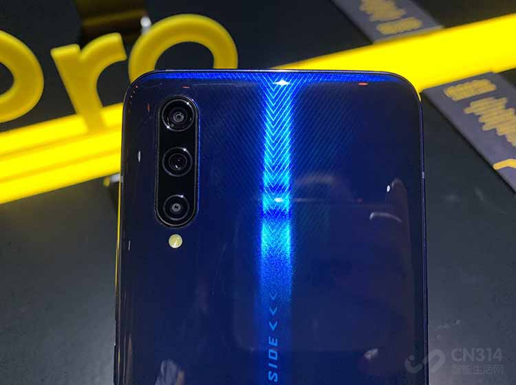 iQOO Pro�������ϵ�ʵ��Ҳ����С����������У�����Ϊ4800�����ص�����IMX582���й�Ԫ���ߴ�Ϊ1/2Ӣ�磬֧�ֳ���ҹ��2.0�����Ÿ���һ����120��ĳ���Ǿ�ͷ������֧��ͬ�Ⱦ����¸���������㣬ͬʱҲ֧����С2.5cm��΢�����㣬ƽʱ���γ�ȥ�ĸ������ݲ�Ҳ�ǵ���Ӧ�֡�