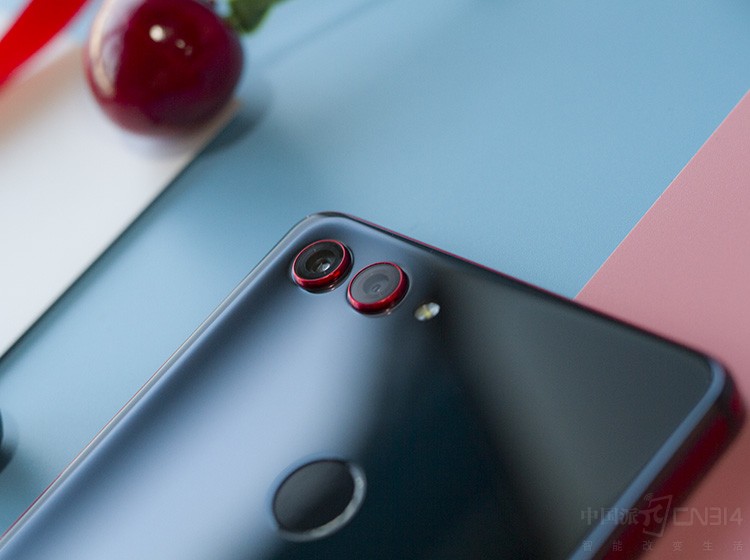 ��Ϊ����콢������õ��˷ǳ��������������������ͷ������1200������CMOS�й�Ԫ����f/1.8�����Ȧ�����Խ�����������ϵ������콢������iPhone X��