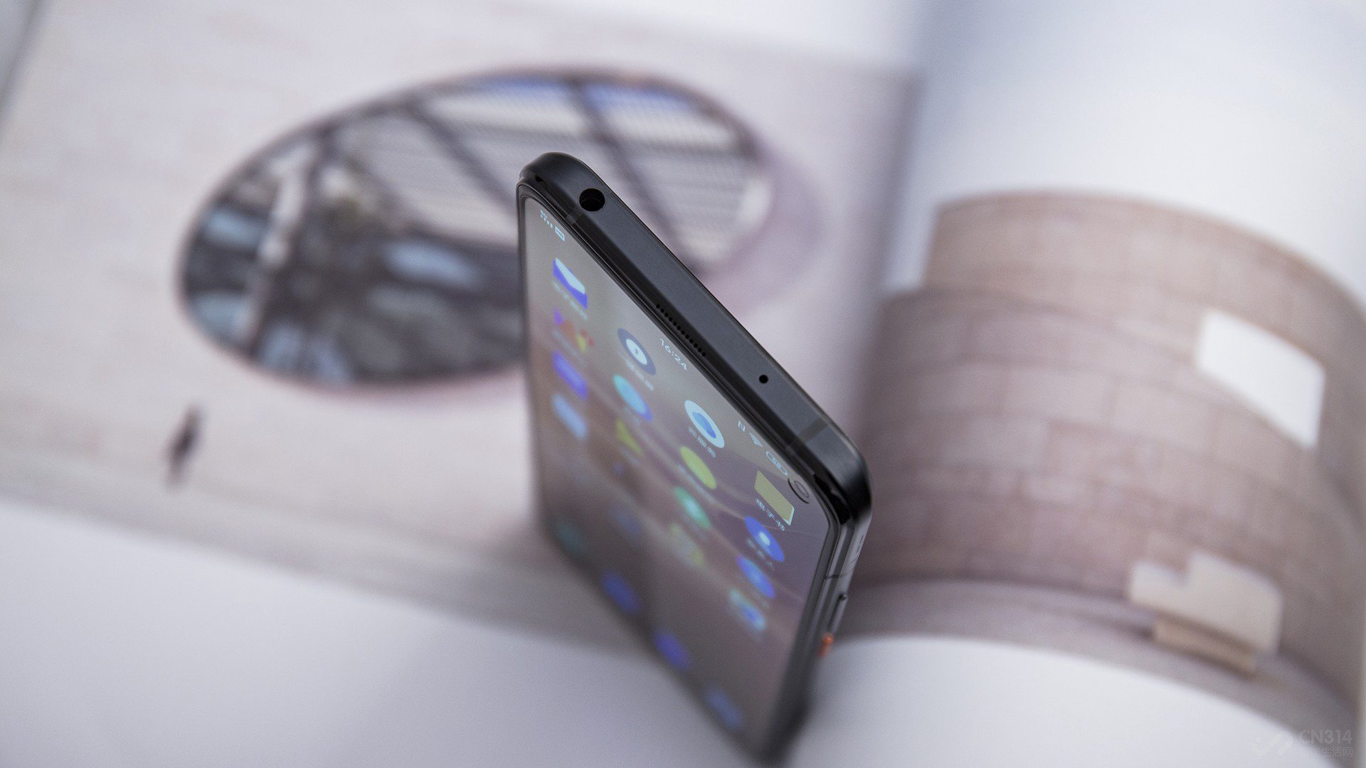 �����ײ�Ϊ�����������ݽӿڡ�SIM�������Լ��ײ���˷���ɡ���3.5mm�����ڵı���Ҳ����iQOO 3�ǳ����ĵĵط���