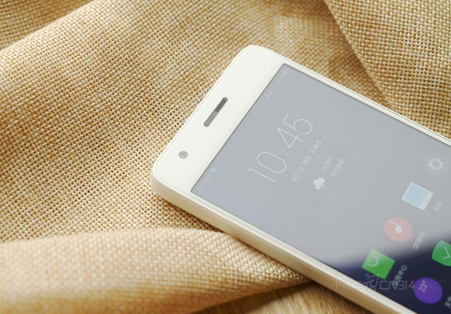 �ֻ������Ϸ�Ϊ��Ͳ��ǰ������ͷ��ZUK Z2����Ͳ��Ƽ����˹��ߺ;����Ӧ��������Ͳ����������һ��ֱ���ϣ�����Ӫ����õ�һ�廯���С�