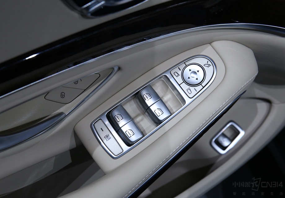 ��ʹ��������ʽ�๦�ܷ������滻�ֿ�͵���ơ�