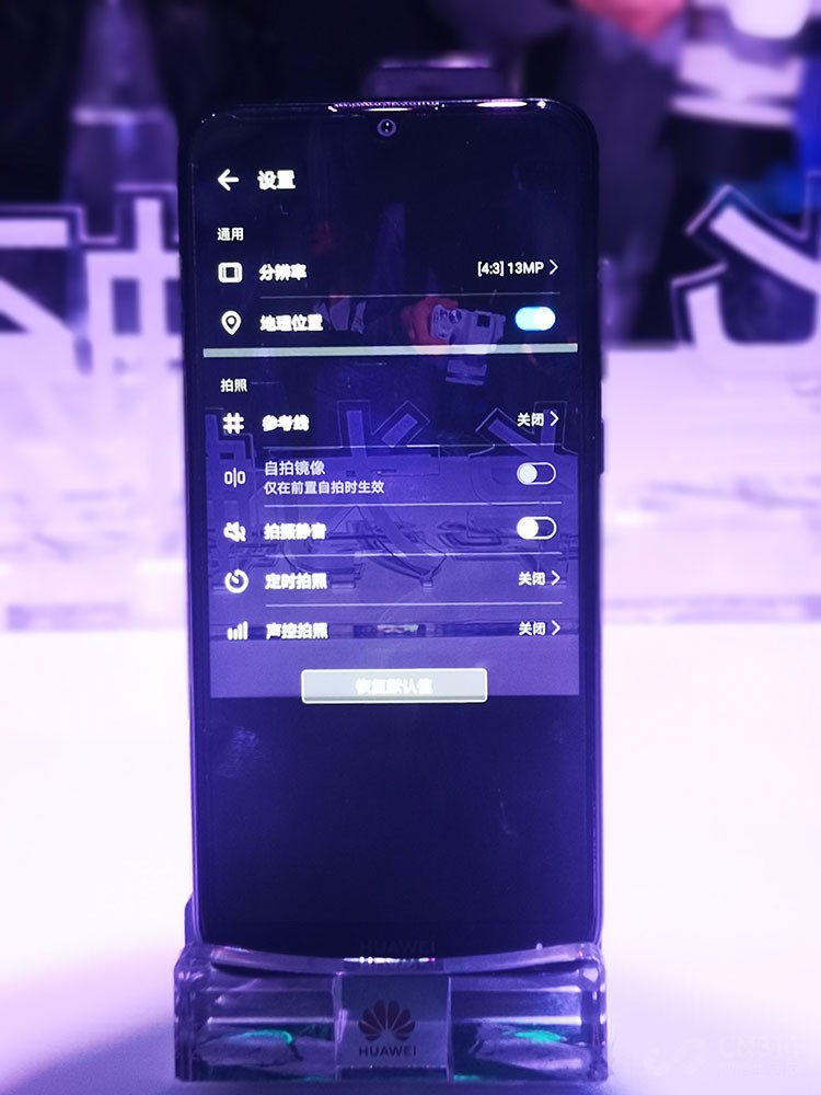 �ֻ�����1300������ͷ��f/1.8���Ȧ��֧��HDR�Ͷ�֡���뼼����ǰ����Ϊ800�����ؾ�ͷ��֧�ְ�������������