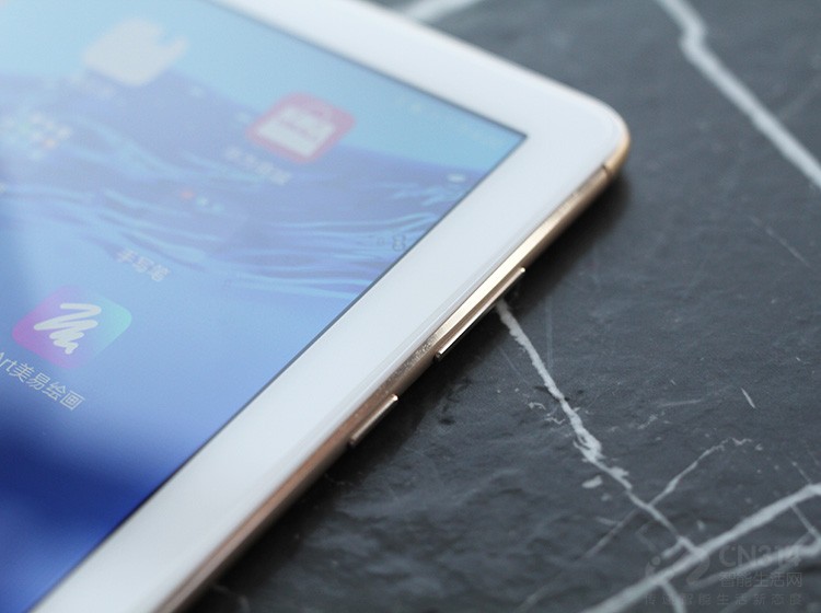 ��Ϊƽ��M5�����ഺ����ʱֻ�ṩ���Ľ���ɫ���ڴ�Ϊ4GB+64GB��Wi-Fi��ȫ��ͨ�汾�ۼ۷ֱ�Ϊ1899Ԫ�Լ�2099Ԫ���ǲ��ɶ�õİ�׿ƽ����Ծ�Ʒ��