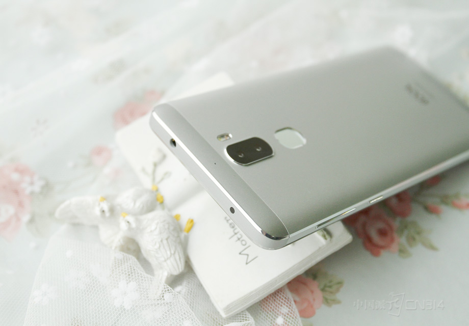 cool1 dual������3.5mm��׼�����ӿںͺ�����Ҫң��װ�ã����߶ԳƵķֲ��ڻ�������������һ����Ů���û�����޵�ϸ����ơ�