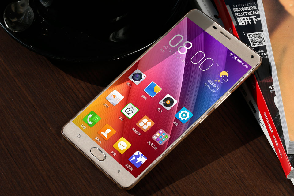 ����M5 Plus����6Ӣ��AMOLED��Ļ����Ļ�ֱ���Ϊ1920x1080��AMOLED�߱�ɫ�����������ĵ͡��Աȶȸߡ����������ŵ㡣ͬʱ��Ļ����������һ�鿵��������2.5D���β����������ܹ����õı�����Ļ�����˺����ָ�Ҳ�������ʡ�