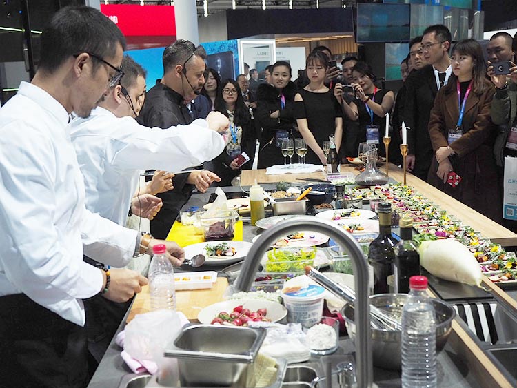 2018��3��8�գ�AWH2018���Ϻ��¹��ʲ���������ʽ�������Ļ�������˴θ����Ǵ�����ȫ�µ����ܳ���ϵ����Ʒ��