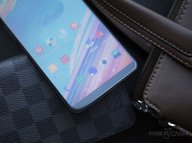 һ��5T������һ��6.01Ӣ���ȫ������1080P�ֱ��ʵ�AMOLED������Diamond Pentile��ơ���һ����Ļ����֧��P3��ɫ����ʾ�⣬�������˿�������Ļ���ڻ��ⳡ�����ܱ�֤��ʾЧ����