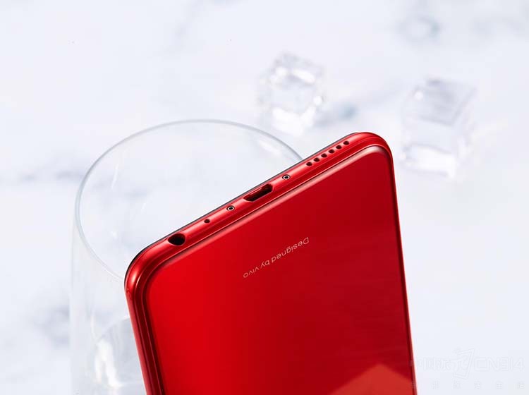 ��Դ������������λ�ڻ����Ҳ࣬���ΪSIM���ۣ��п���Ƹɾ����䣬����һ�廯ʮ�㡣Micro USB���ں�3.5mm��������λ�ڻ����ײ������Ǵ����Ϥ��ζ����