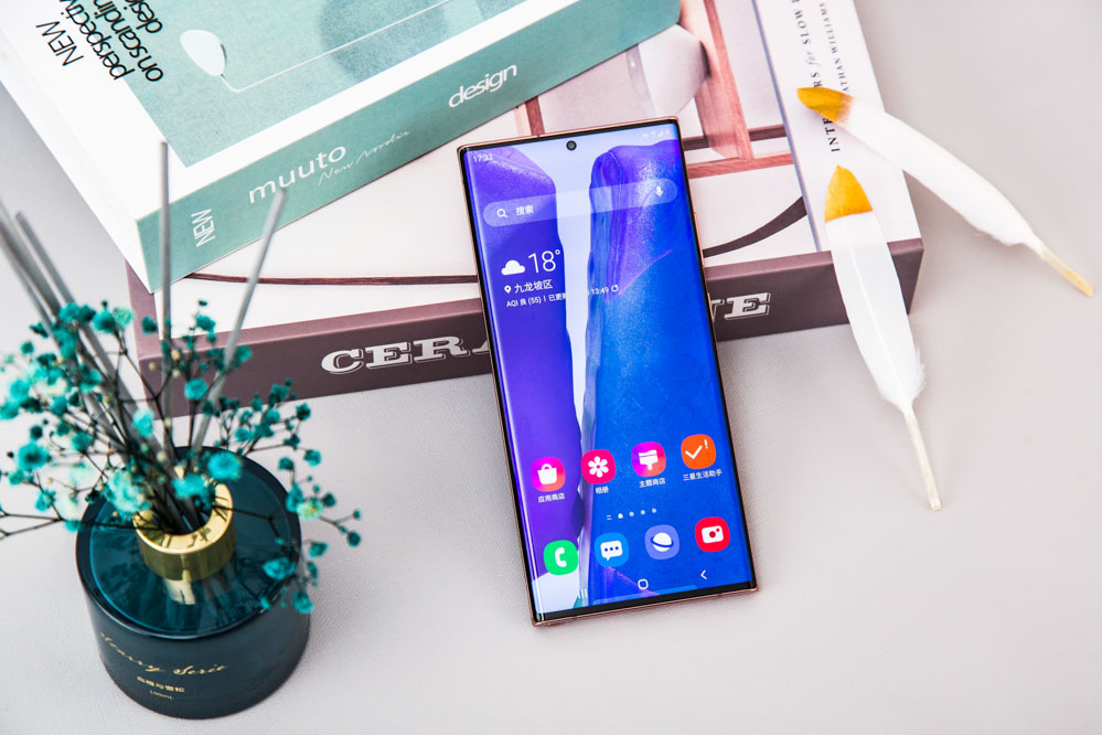 ������Ļ���棬����Note20 Ultra����6.9Ӣ�����Infinity-O��Ƶĵڶ���Dynamic AMOLED������ֵ���ȿɴ�1500nit�����������ֻ�֮���ʹǿ��Ҳ�ܿ�����Ļ��