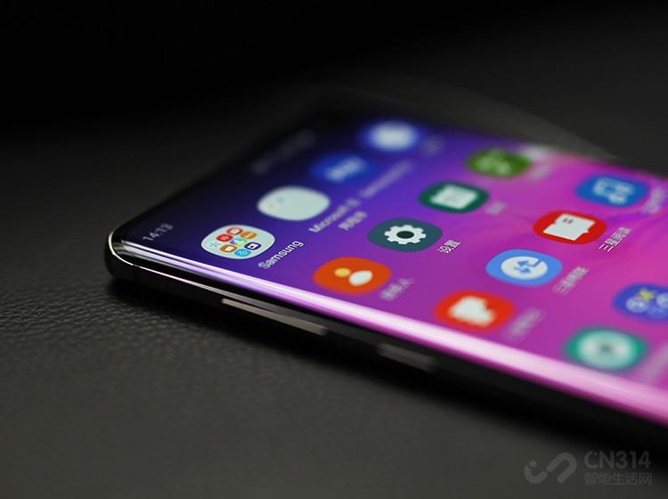 �Ӳ��濴��ȥ����Ļ��Ե΢΢��������������Ļ��ֵ��������Galaxy S10+��2019���»�������ŵ������Ρ�