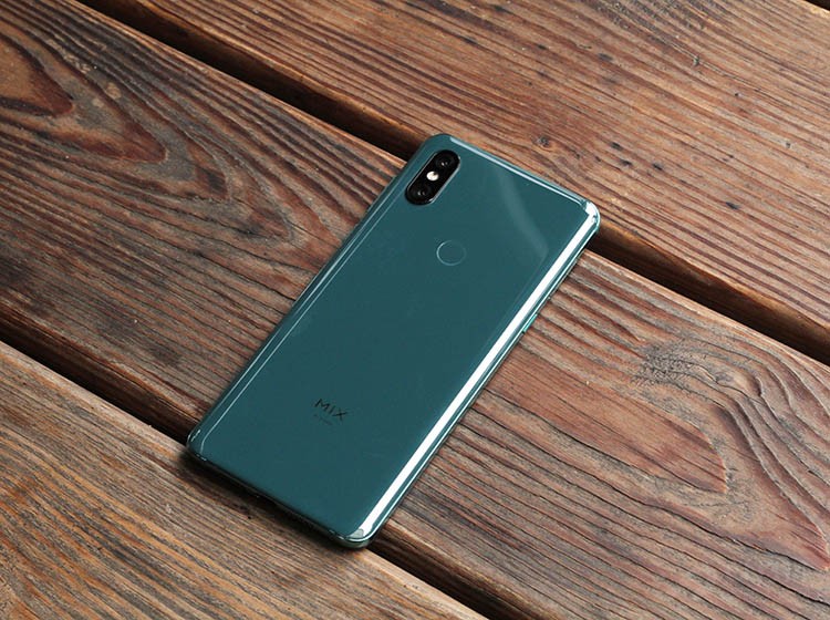 ��������Ļ���С��MIX 3�����������մɹ��գ��������ɫ����ȥ�ľ������С������������õ������ɫ��С��MIX 3��ӵ�к�ɫ����ʯ���Լ��ʹ��ر�湩������ѡ��