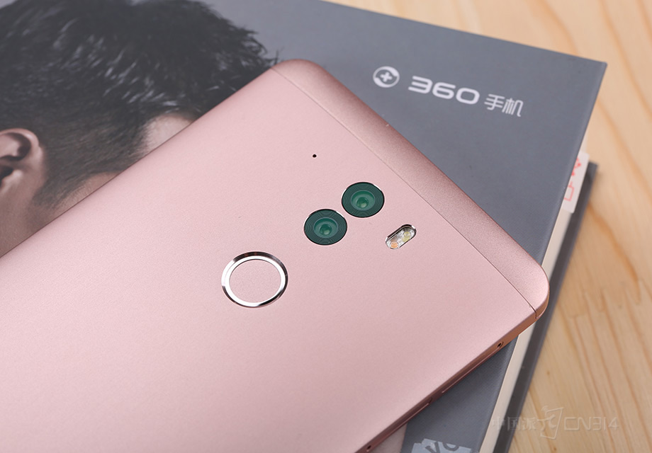 ������Ʋ��Ǿ������ڣ������������õ���ɫ�������ֻ����������Ķ��ˣ�˫1300�����ص��ǻ�˫���Լ�˫ɫ������ƺ��г����䲻�׵����չ��ף�֧�ֶೡ����ָ��ʶ�𴫸��������ǿ���ֻ��ı�ʶ�ȡ�