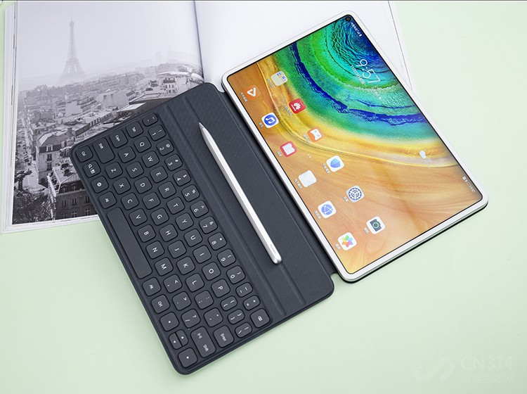 ��ɫ�����ϣ���ΪMatePad Pro������ȫ��EMUI10ϵͳ��ͨ���ֲ�ʽ��������������Эͬ����ʵ���ֻ���ƽ�����Эͬ������������ת�Ͷ����ٿء�