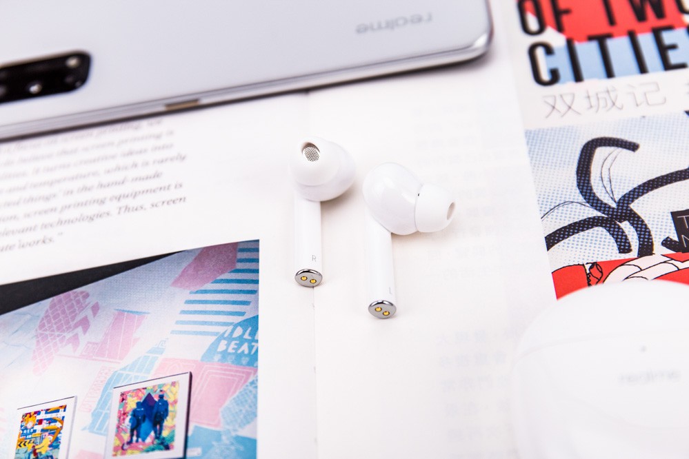 ����ͨ������ Buds Air Pro�����ֻ��ԵĴ������������֣�����������Ʒ�Ƶ��������֣�ͨ������ָ��Ϳɿ����ֻ�����ɵ������������ֵȲ�����ʹ�ø��ӱ�ݡ�