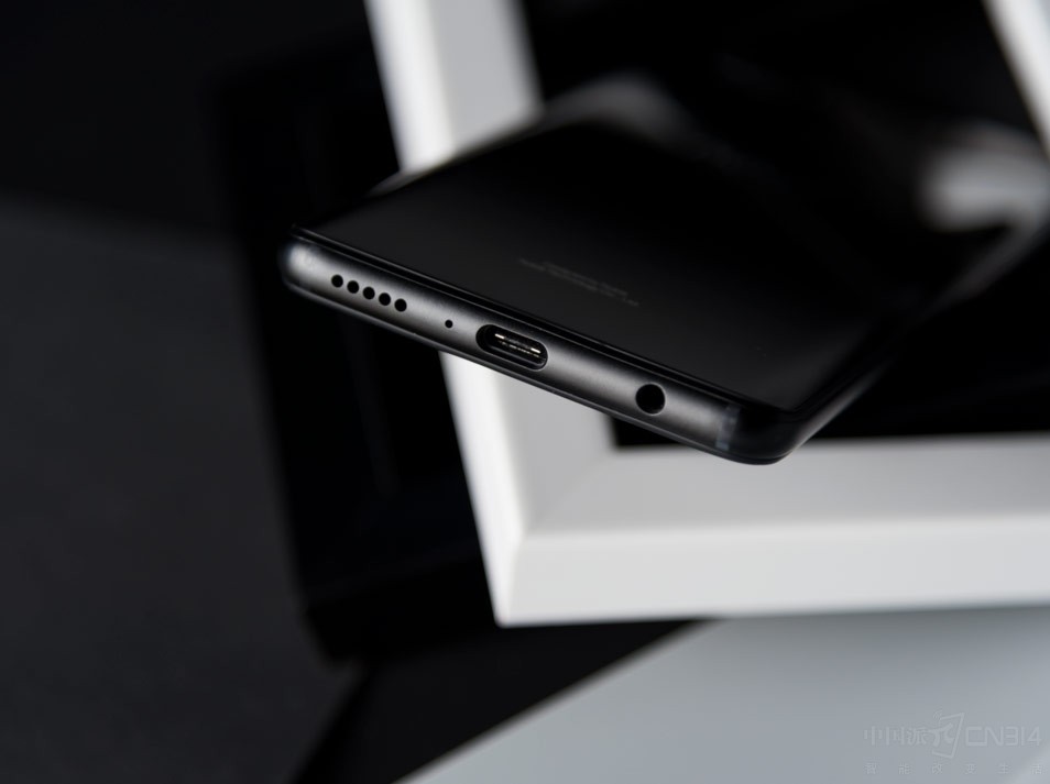 �ײ�������Դ�ͳ������ˣ�����������˷硢USB Type-C�ӿڡ�3.5mm������һӦ��ȫ��