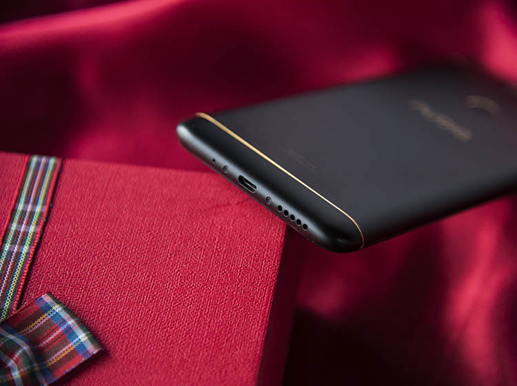 �ײ�����������USB�ӿڣ�3.5mm������ײ�û�˸���ǰ����ڶ�������Զ��������ߺͶ�����ͬʱʹ��ʱ���ײ��ƣ��û���һ�߳��һ�߲���������ֵ�ʱ��᷽��ܶࡣ