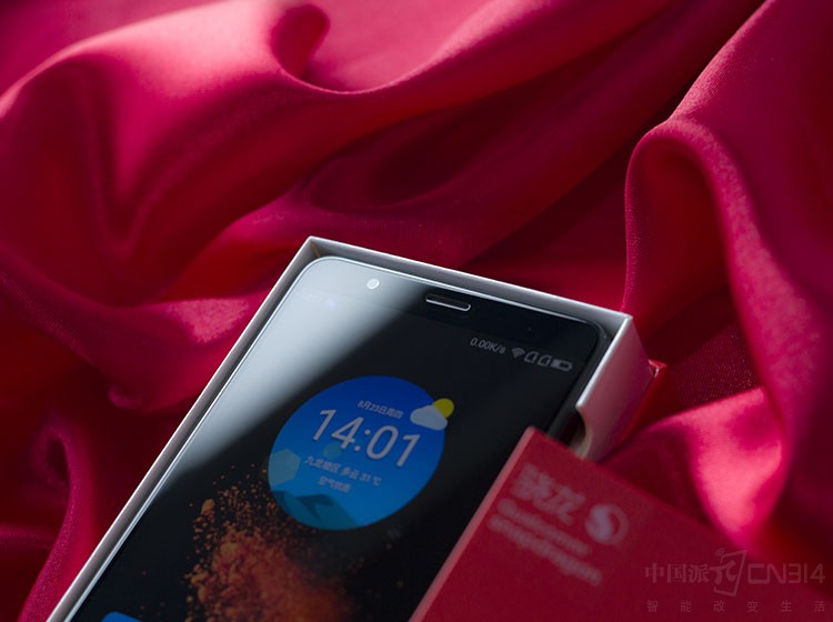 ͬʱ�û�����Ļ����Ҳ������5.99 Ӣ�� 18:9������ȫ���������˲������Ӿ����飬2160��1080 Full HD+�ֱ���Ҳ�ṩ�˼���������ϸ�ڿ̻����������������ĻҲ֧�����⻤��ģʽ��ҹ�令��ģʽ��������Ч����������۾���Σ������ҹ��˯��ǰ���ֻ�Ҳ�����ù�������Ļ����������