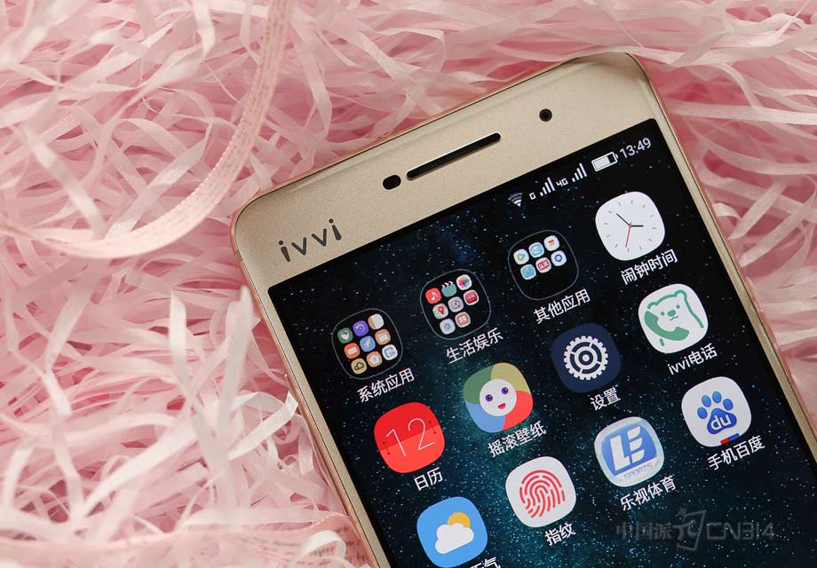 ivvi i3���������ϲ��Ĳ�����Ȼû�н������¶Գƣ�����Ƹ�Ҳ�ǳ���ɫ��Ʒ��logoλ�ڻ��������ϲ����Ͻǵ���ƿ���˵�Ƕ���һ���ˡ�