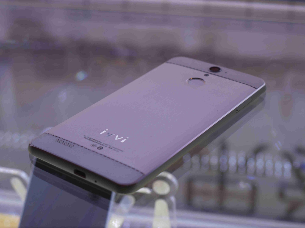 �������ø�ǿ�Ⱥ������Ĵ���ǰ��˫�沣����ƣ���Ļ����5.5Ӣ�����ռAMOLED����