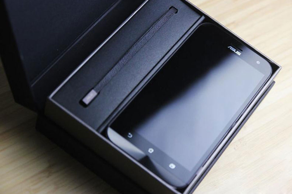 ��ɫ�İ�װ�û�˶Zenfone Zoom���������ظУ����ص�������ƺ��ڰ�ʾ�������ֻ��Ķ�λ��