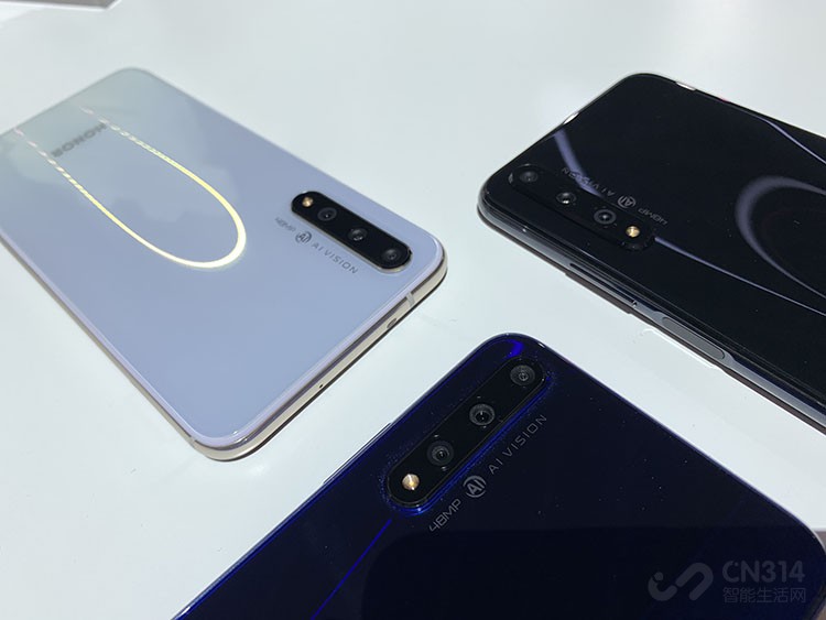 �ۼ۷��棬��ҫ20S6GB+128GB�ۼ�1899Ԫ��8GB+128GB�ۼ�2199Ԫ�����ɵ����ģ�����������Լ������콢��������ˮƽ����ʹ���������һ��¥����ͬ��λ�Ĳ�Ʒ����ҫ20S���ŷǳ�ǿ�ľ�������������ϲ�����ģ�����һ����ֵ�أ�������ֻ�һ������Ĳ���֮ѡ��