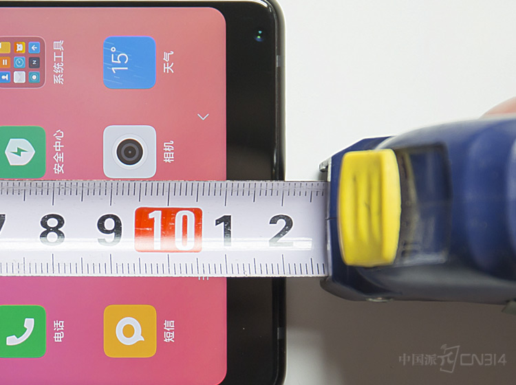 С��MIX2���±߿���9~10mm֮�䣬ֵ��һ�����С��MIX2��ǰ�������з������°��ϣ�����խ��ͷ�Ĵ��۲���С