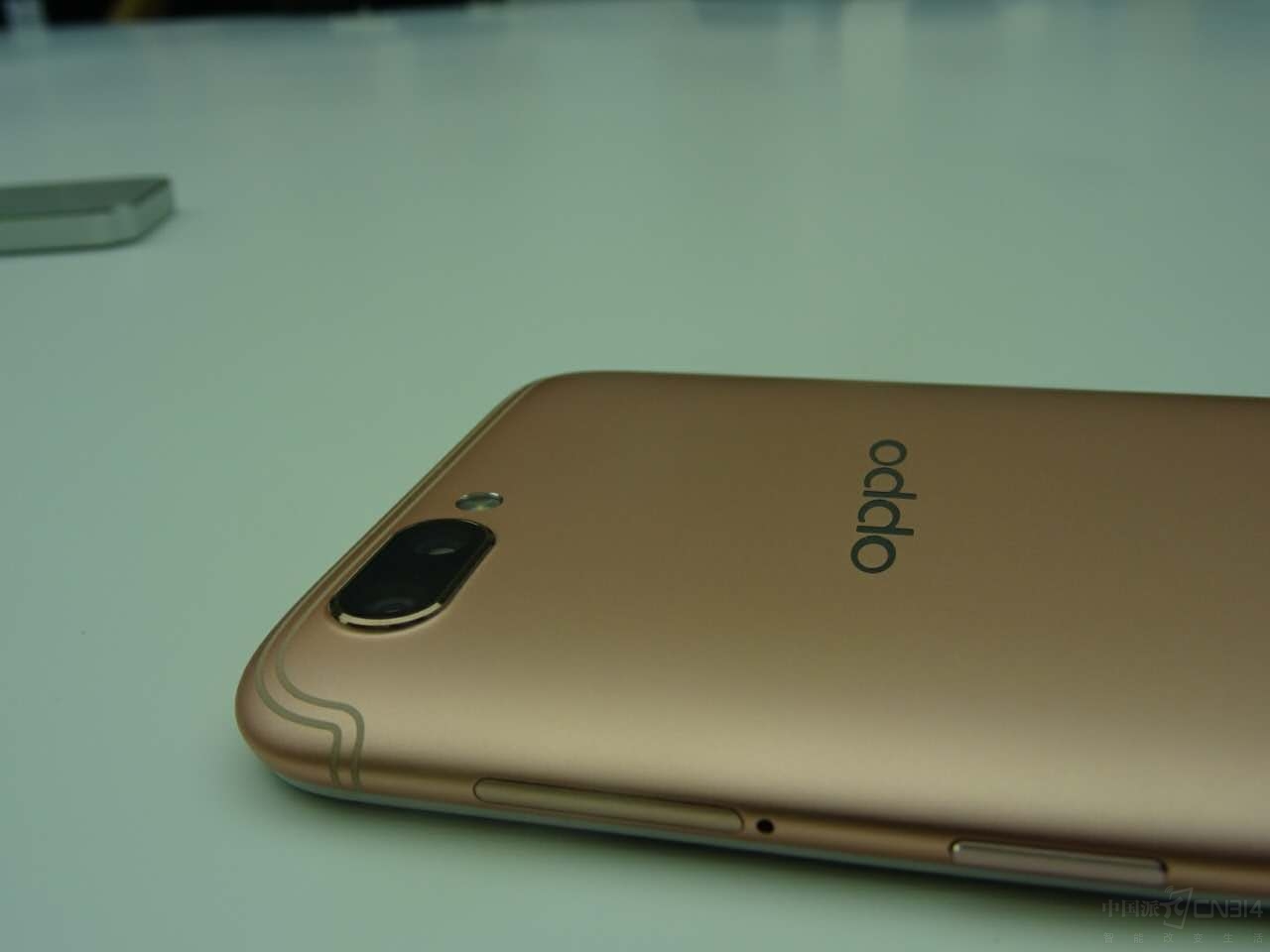 OPPO R11ϵ�н��䱸�콢Ӱ������Qualcomm Spectra 160 ISP��������OPPO�͸�ͨ��������660�ƶ�ƽ̨���϶��ƣ��Ӷ��Ż�OPPO R11ϵ�е�����Ч����