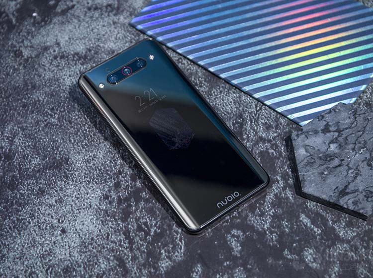 Ŭ����Z20�ĸ��������ڶ࣬����˫��������������ֻ�ʹ�ù����У������͸����ֱ���ʾ��ͬ�����ݣ����ǾͿ���һ�߿����Ӿ�һ�����Ϲ����ˡ���������������������Ϸ�еļ��ֱ���ֻ��Ҫ�ֱ�ӳ�书�ܡ����ô������������ʵ����ָ�Լ������������졣