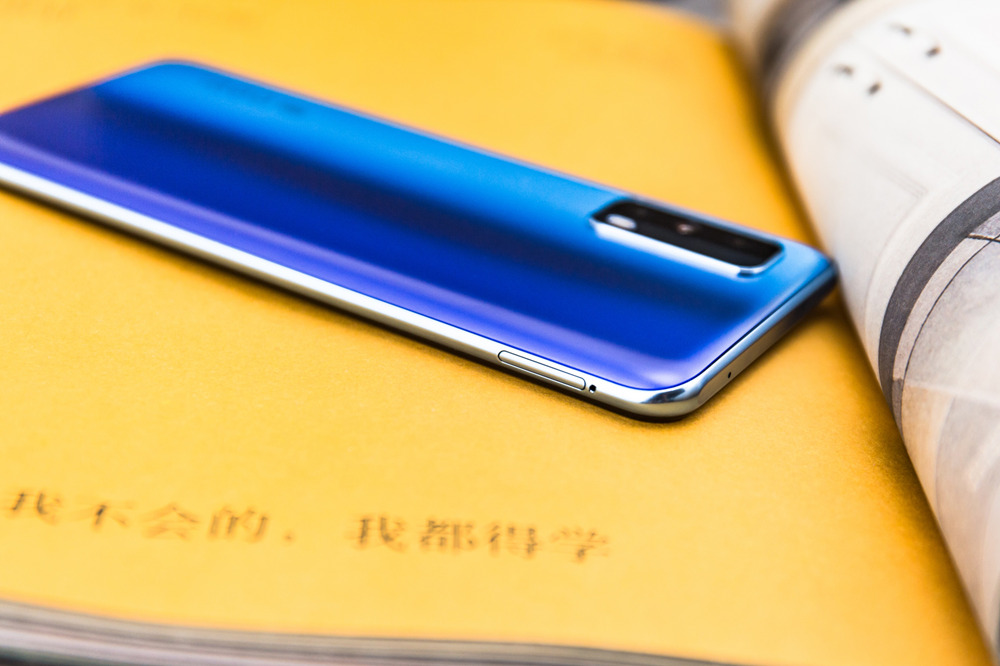 ΢ĽǶȴFull in-cellĻװiQOO Z1xĻӾϿǳıȻȷʵҲ񣬾ݹٷݣiQOO Z1xĻ9.06mmͺܶ4000mAhҵֻһݶӡ