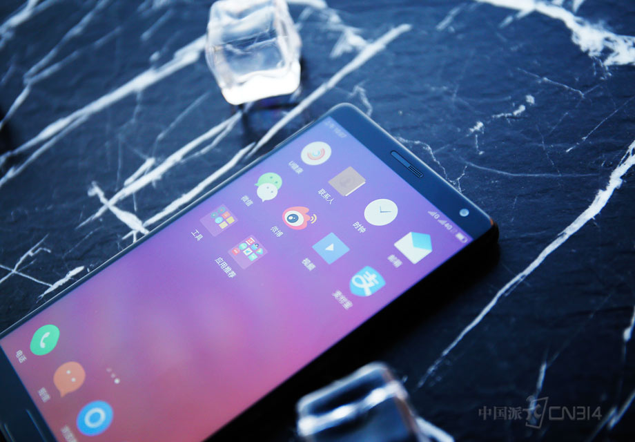 ����ZUK���ڵ߸�ʽ�Ķѵ����������ֻ��ڲ�ԭ��ƽ��ѵ���ʽ�������Եĸ�Ϊ����ʽ3D������ƣ���Я��OV���¶�������ͷģ�飬�������С��Ԫ���ܱյ�����ͷ��������1���ף�ΪEdgeʵ��ȫ�����ṩ�˿ռ������