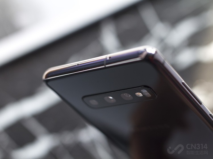 ���⣬����Galaxy S10+����Χ���������ƶ����÷ǳ���������������175g���������Ҳ��������7.8mm���������У�����һ������Galaxy S9+��8.5mm������ȡ�189�˻�����������Ҫ��ӯ��