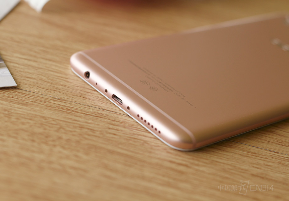 �����ײ��������������ӿں�3.5mm������ף��Ų��ܼ��������ҡ�