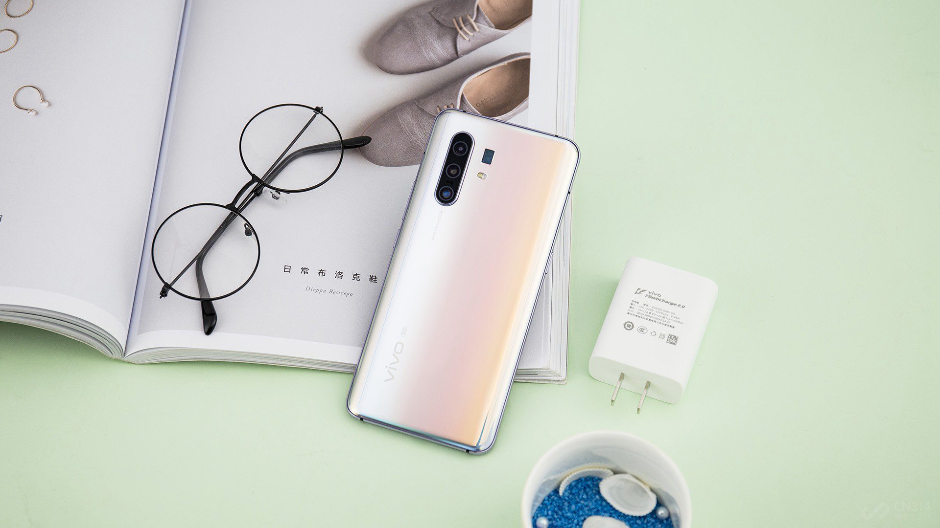 ����չʾ�����X30 Pro��������ɫ������֮��X30 Pro���ṩ����ʯ�Լ��������������ɫ��vivo�ڻ�����ɫ��һ���Ǹ��к��֣���ɫ���һֱ�������ǳ�������ʱ�У�X30 ProҲ��������ؽ�vivo�����ʱ�����չ���˳������ǳ���������ϲ����