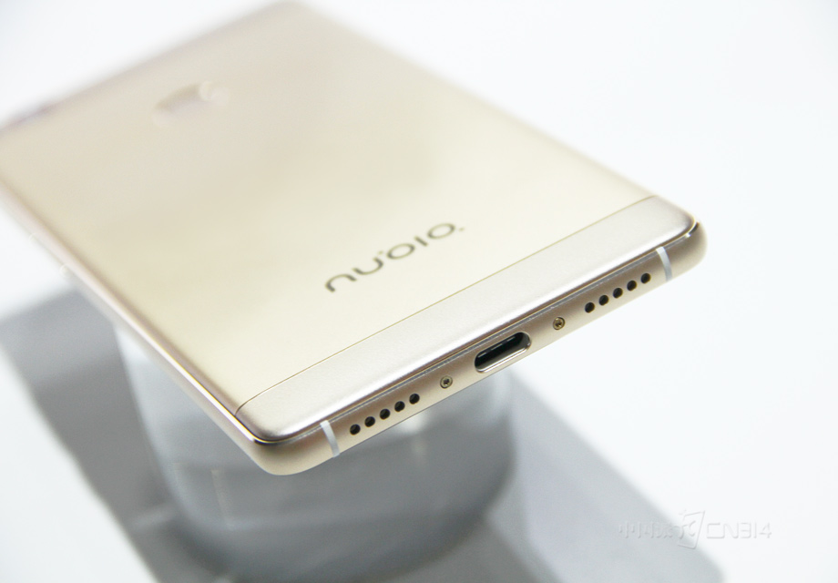 �����ײ����棬Ŭ����Z11ѡ����Type-C���ݽӿڣ��ڿ�ʵ������ä�壬ʮ�ַ��㡣