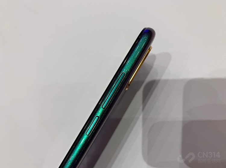 ����Z6�ഺ���䱸4050mAh�ĳ������������������Լ�6Сʱ��7.88mm��ȴ���ͬ�����������µ��������