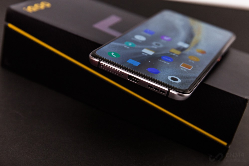 棬iQOO 5䱸2רҵƵĳԴ1210оڴԪӵ0.5mmܹЧɫĻЧ緽棬iQOO 5䱸55W䣬ȲiQOO 5 Pro120W䣬Ȼ50ӵʱһĳڡ