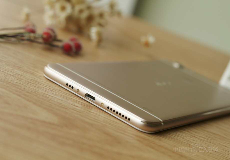 �����ײ����õ���������ƣ�����Ϊ���չ�ǿ��֢�û�����������Ҳ������һ������˿�λ���м��Ƕ��������Micro USB��ڡ�