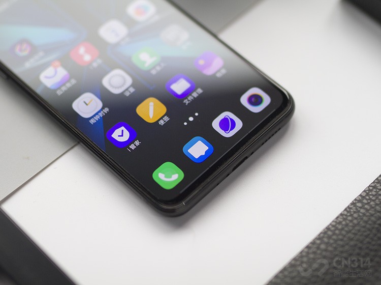 ���iQOOӦ���Ǳ��š�ȫ�桱����չ�ġ�����vivo���ֻ�����û��NFC���ܣ�����iQOO�򺱼��ؼ����ˣ���������iQOO��λ��Ⱥ�����󡣶��ң�iQOOû�������������ʹ����Micro USB�ӿڣ����Ǳ���Type-C�ӿڣ�����������ʲô��λ��綼���ԡ����ң�iQOO����������ΪL�ͣ������߳�������Ϸ��ʱ��Ͳ��ᶥ�֡�