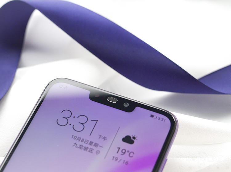 ��ҫ����8C��ӵ������ʶ��2.0������ӵ��LCD���⼼���ӳ֣���ʹ�ڰ��⻷����Ҳ�ܹ�ʵ������ʶ������ֻ���̧���������ܣ��û�����˲������ֻ�������