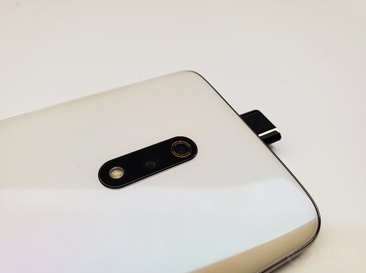 ���ں�������ͷ���棬�û�������Ŀǰ���ȵ�����IMX586�й�Ԫ����ӵ��1/2Ӣ��ĳ���ߴ硢f1.7�����Ȧ��4800�򳬸����أ�ͨ��Quad Bayer�������ĺ�һ�������������صĳߴ���Ǵﵽ��1.6΢�ס�����Ҫ�߿��ݶȺ����ⳡ�����в����Ļ��ʱ��֡�