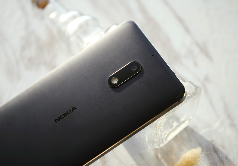 ������ͷ1600�����أ�ӵ��F/2.0���Ȧ��˫ɫ������ƣ�΢΢͹�����������������ʵ��ʹ���У����޶��ٲ۵㡣