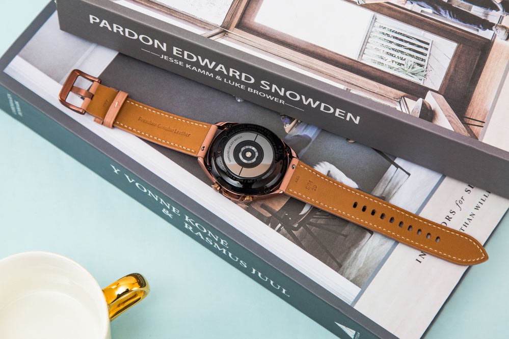 ���⣬����Galaxy Watch3��˯�߸��ٹ���Ҳ���������������ֱ������ʼ�������Թ��������û���ǳ˯�ߺ����˯��ʱ�䣬ͳ�Ƹ�ռ�ı��أ�ϵͳ���ܼ�¼�������˯ʱ���������ʱ�䣬��������������ݽ�ϣ�Ȼ����û���˯��״̬�������֣�������˯����ص�ָ�������