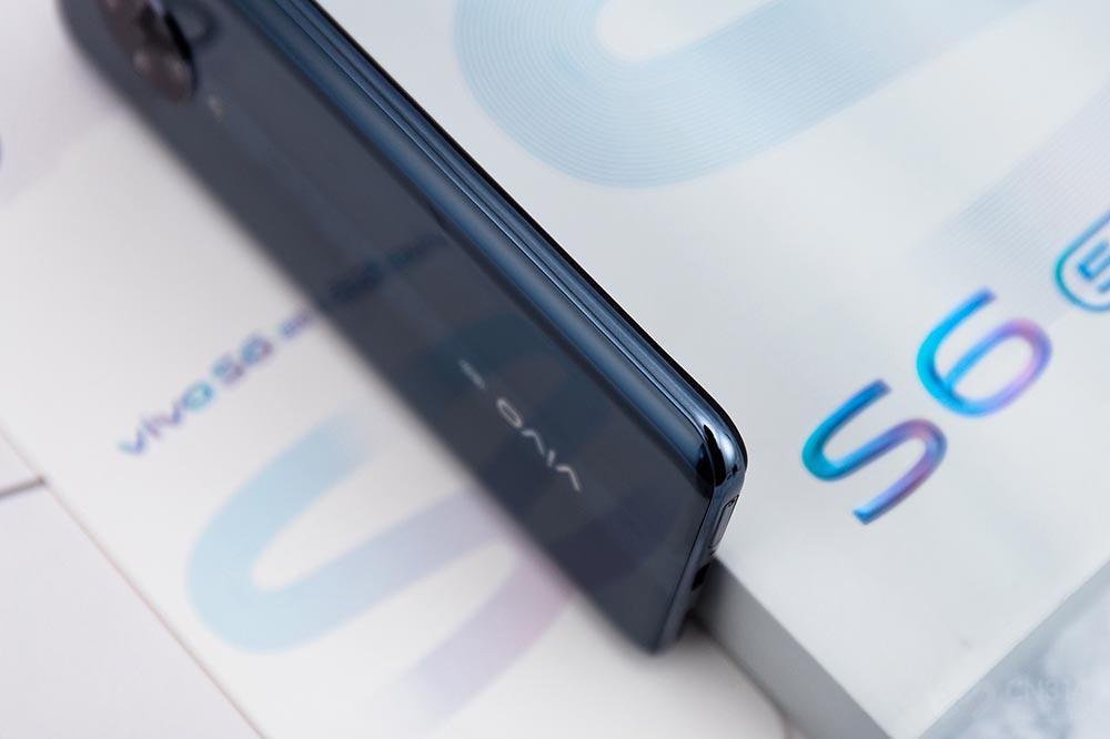 vivo S6ָҲʮ˱ԼΪ181gԼΪ8.68mmһҲûƣСĻһȦɹ۵Ļ棬ˤԣĻĸʡ