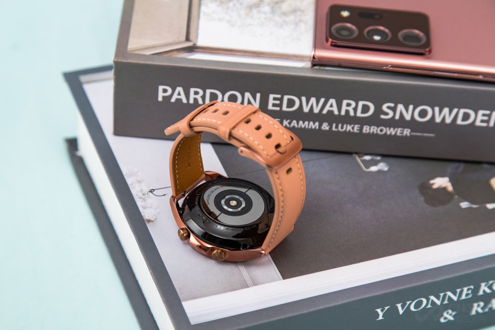 ����Galaxy Watch 3�˶���������ȽϷḻ��ÿ���������滹��ϸ�֣����ܲ�Ϊ������ǿ�ȷֳ��˺ܶ�ȼ������û�����ֱ����ֱ����������������������û�������״ָ̬���û������ٶȻ��߼ӿ��ٶȣ����û������ں�����Χʱ���������������û�˵�û����ֲ�����