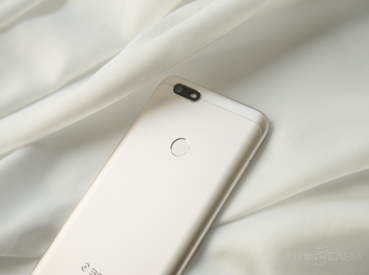 �ڱ߿���ȷ��棬360�ֻ�N6 Liteͬ�����÷ǳ���ɫ��������ոк����������������Ϲ��˵��û�ϰ�ߡ�