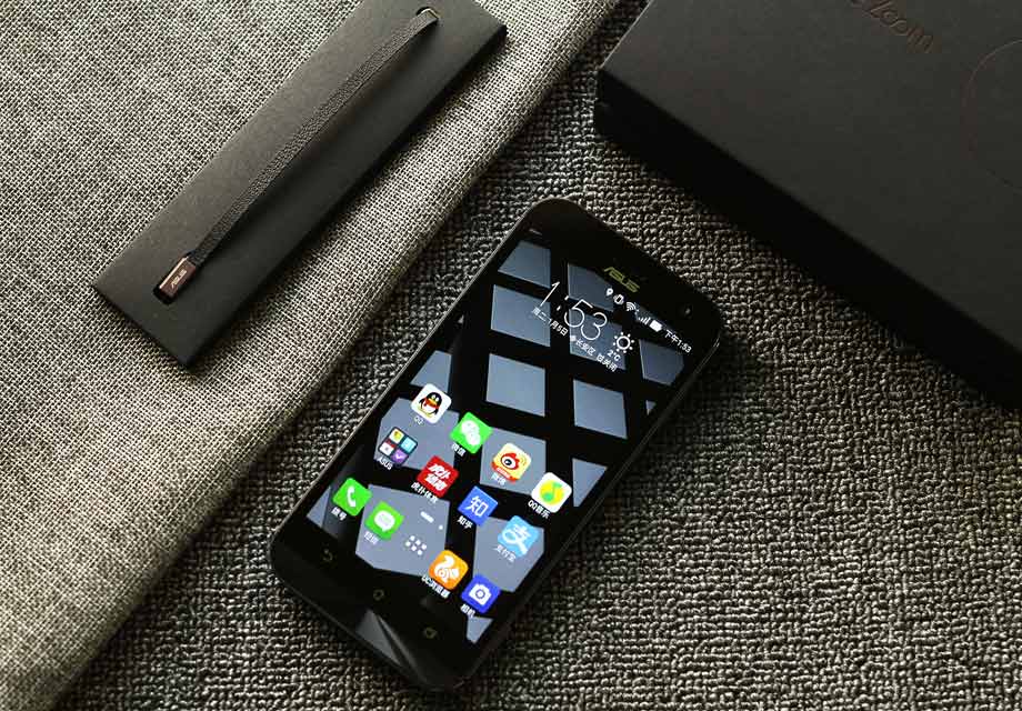 ������������˶ZenFone Zoom������ƺ�ZenFone 2���Žϸߵ����ƶȣ�ͬ�����ô���ͬ��Բ��·װ�ε��°���ƣ���������ѭ�˼���ʽ����Ʒ�����