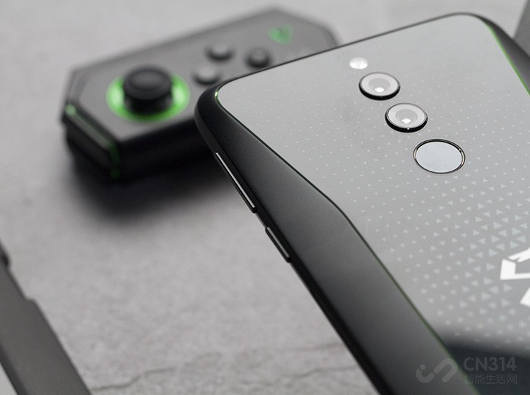 ���ŵĻ��Ⱥ�������ϣ�������������һ���������⡱������ֻ��ճָ������ʣ�ͬʱ��͹�Գ��˲���LED������