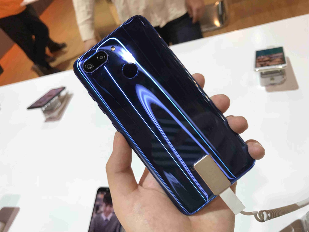 ��S11һ��������S11S���õ���3D�����沣����ǣ��ڲ������ڱ��㣬�����˰�����ѧ��Ĥ��΢���������ڵ����ṹ��ÿһ�㶼������������ĥ�������ϸ�µ����Ⱥ��ܶȶ�Ϊ0.0005���׵Ķ��ؽṹ������