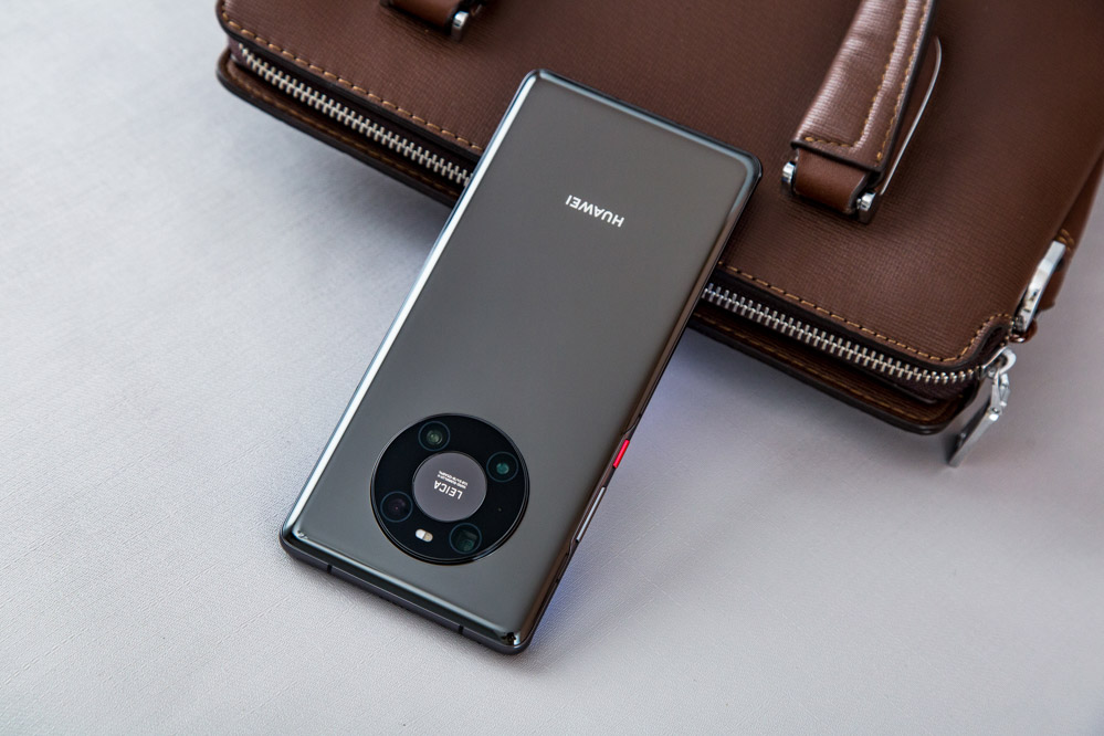 ��ΪMateϵ���ڱ��������Ʒ��棬һֱ�������ǶԳ���ѧ�ļᶨִ���ߣ���������ͷģ��ʼ��λ�ڻ������������ϣ����εĻ�ΪMate40ϵ��Ҳ�����⣬ͬ��Բ������ƣ����ǰ��Mate30ϵ�еġ�HaloԲ�����������Ե�����һ���������;��ܹ�����Mate30��Mate40��ÿһ��Mate���кܸߵı�ʶ�ȡ�