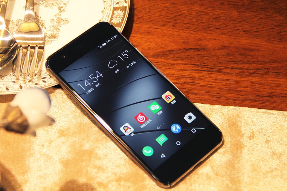 Gigaset ME���ҵĸо������ּ�Լ���Ͻ��ĵ¹���Ʒ��û��̫�໨�ڣ����ֲ���ʱ�У�2.5D����������Ҳ�ǳ��ɾ��Ϳ���